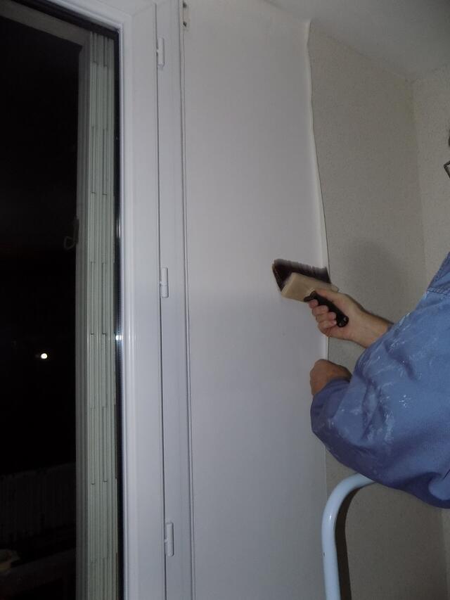 Behang gladstrijken met een borstel